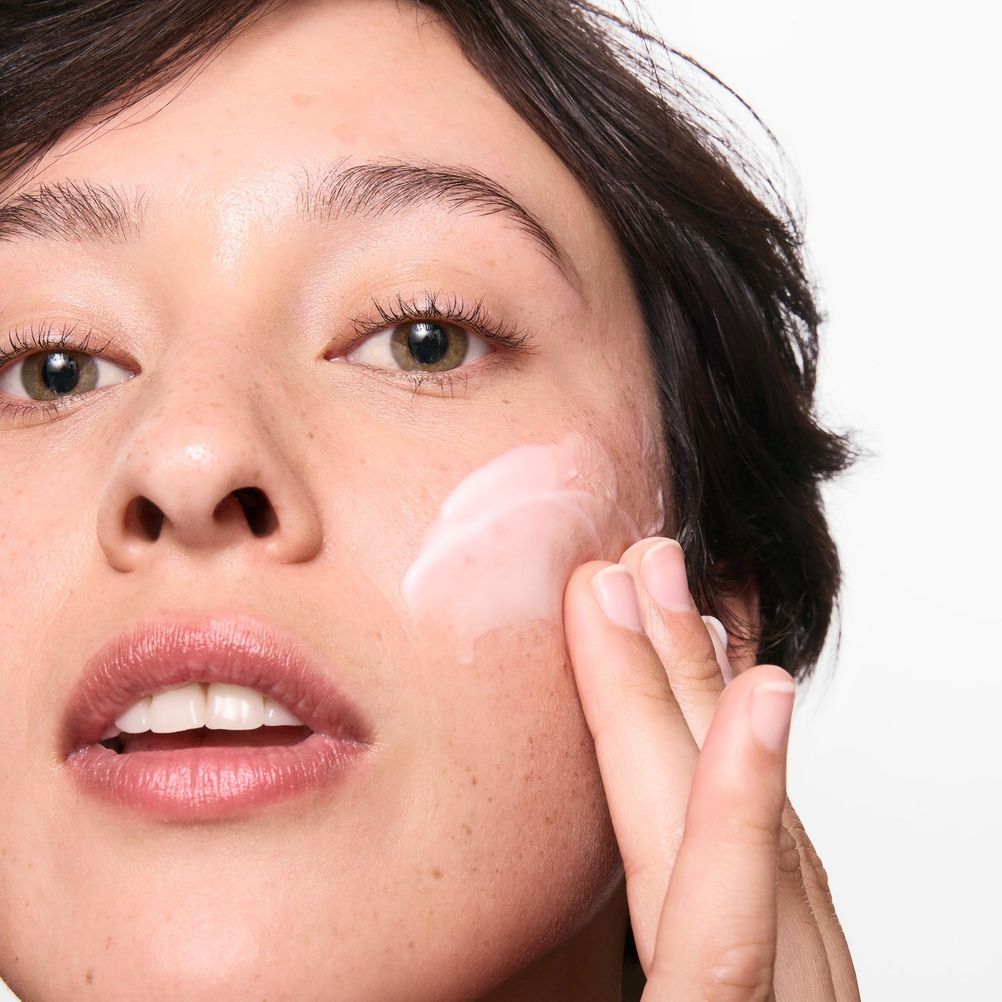 hydrating-cleanser-and-oil-free-moisturizer-duo-m9 01_LYDIA_12_APPLICATION_OMEGA_SUPERSIZE_036_1_8483aad9-c9a3-46f0-b735-539c739306ac.jpg